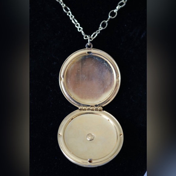 Gold Embossed Vintage Locket - Picture 5 of 5